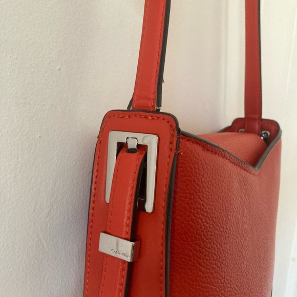 Calvin Klein Red Pebbled Leather crossbody bag - Picture 6 of 9